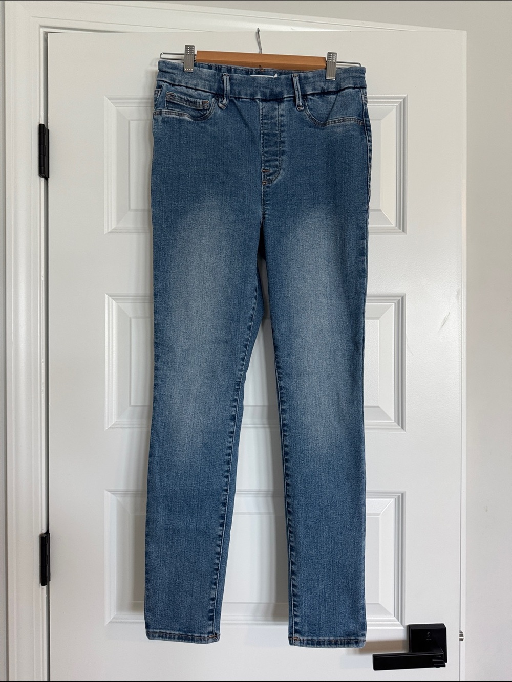 Good American- Elastic Waistband/Medium Sized Blue Skinny Stretch Jeans